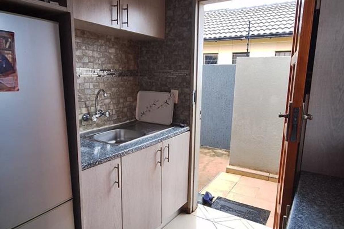 2 bedrooms house to rent in Soshanguve VV - Photo 3