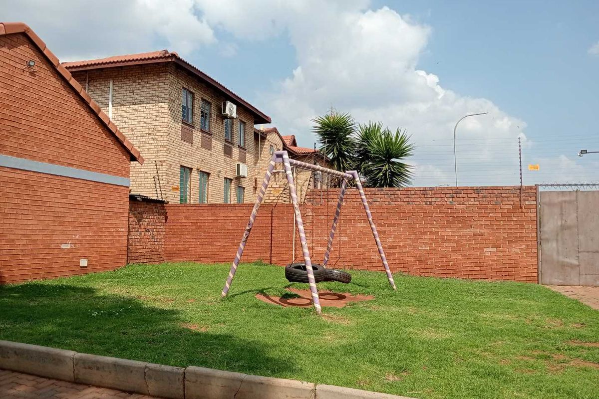 Spacious Top Unit To Rent. Available 1 July 2026 - Photo 3