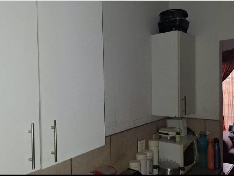 2 bedroom flat in Kempton Park - Photo 4