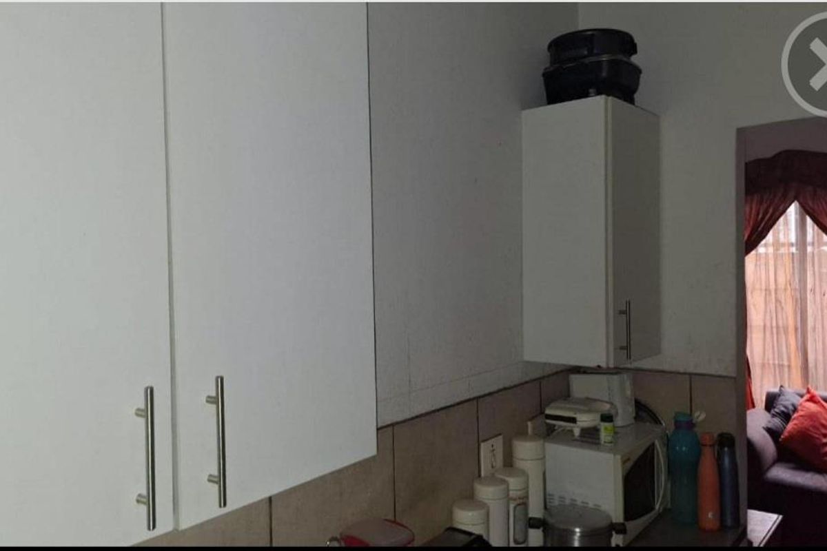 2 bedroom flat in Kempton Park - Photo 4