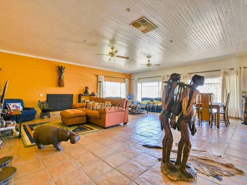Omaruru:  Very neat 5 Bedr Home is for Sale - Photo 9