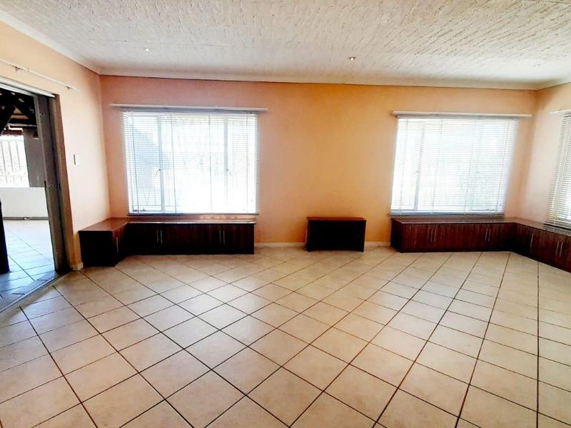 North facing corner unit, all on one level and well maintained with lovely views - Photo 6