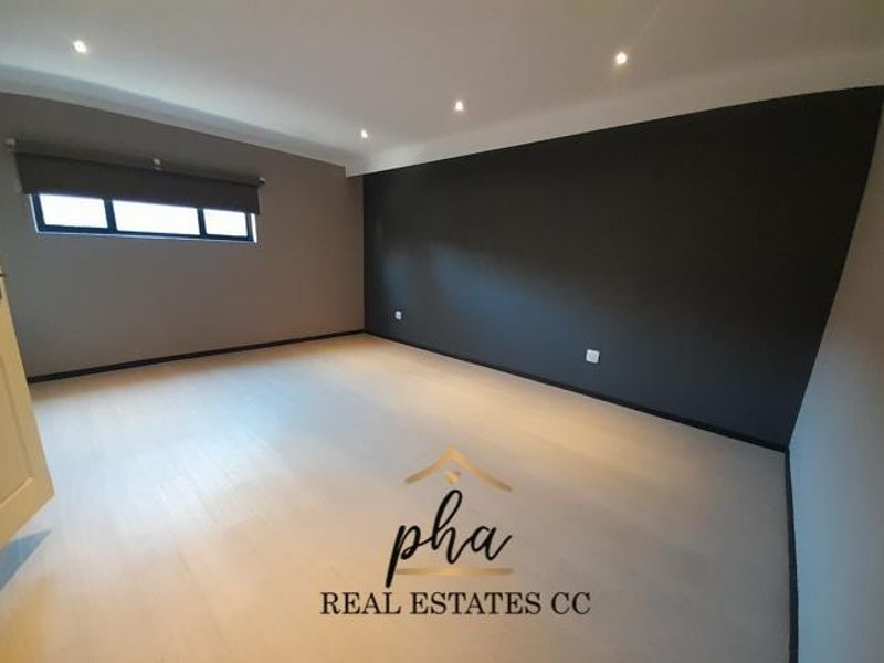 For Sale: Ultra Modern 5 bedroom family home with excellent features in Walvis Bay - Photo 8