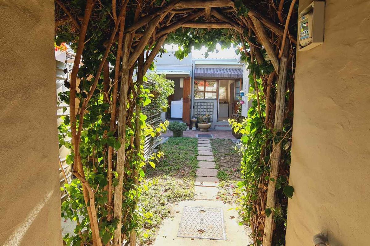 Magnificent Family home with Dual living options - Photo 2