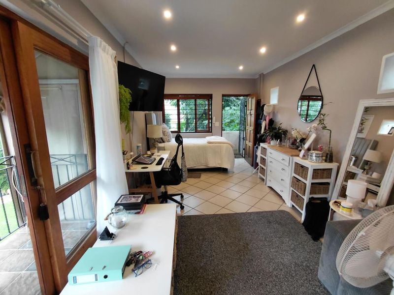 Spacious Bachelor Cottage in Robindale - Photo 2