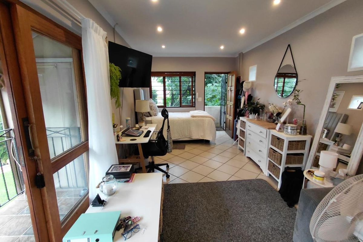 Spacious Bachelor Cottage in Robindale - Photo 2