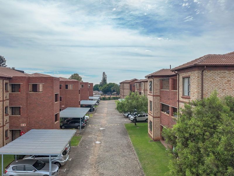 Modern 2-Bedroom @ Bathroom Apartment in Established Face Brick Complex - Photo 3