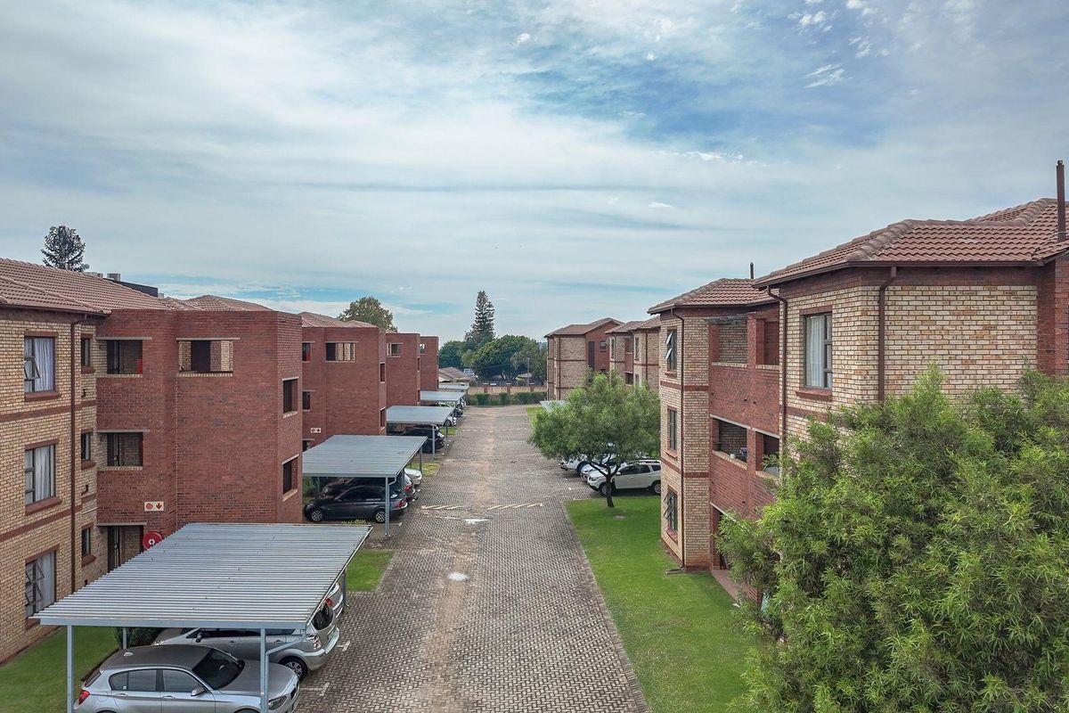 Modern 2-Bedroom @ Bathroom Apartment in Established Face Brick Complex - Photo 3