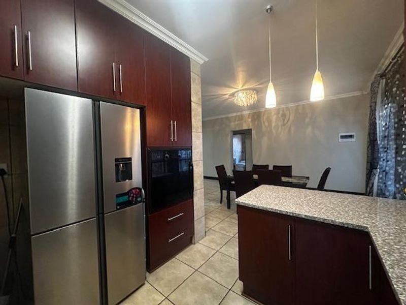 Stylish 3-Bedroom Townhouse - Photo 5