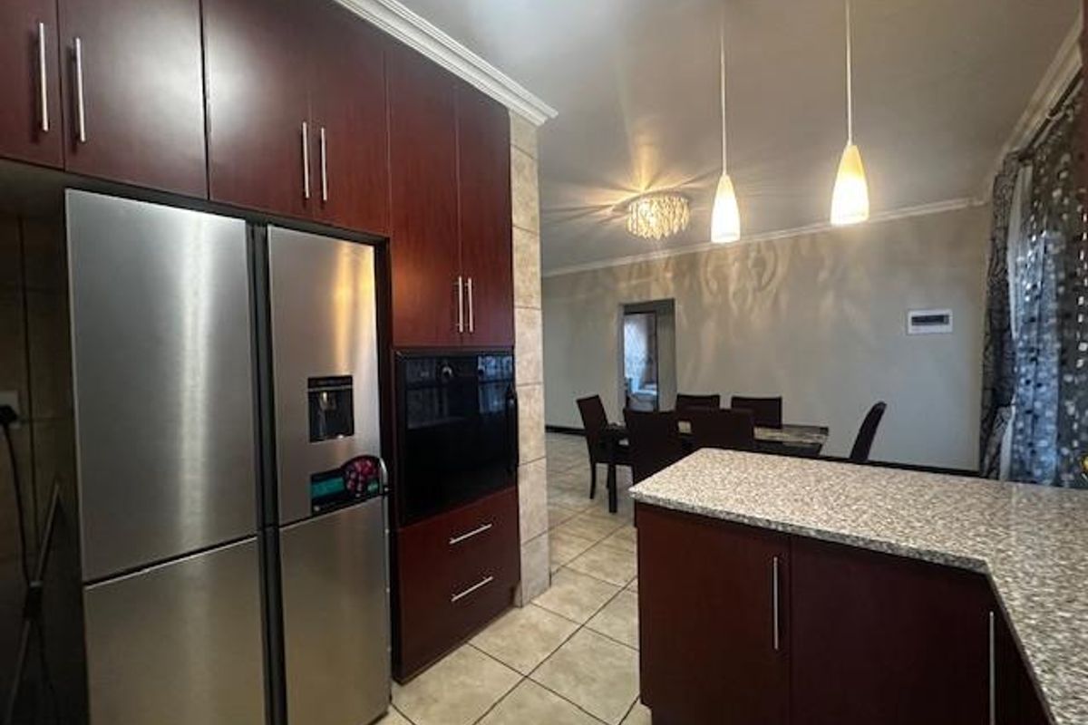 Stylish 3-Bedroom Townhouse - Photo 5