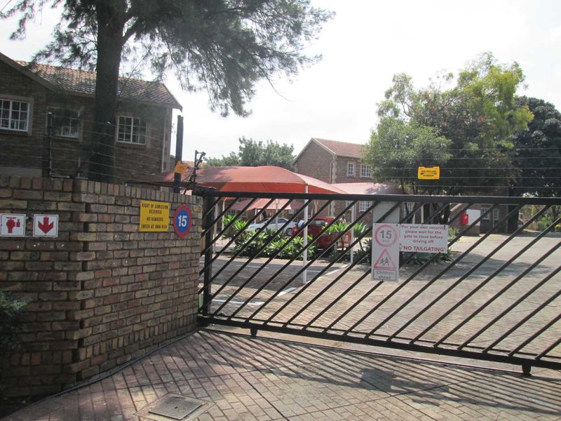 VERY NEAT AND CLEAN BEAUTIFUL ONE BEDROOM TOWN HOUSE FOR SALE IN CENTURION BARGAIN - Photo 2