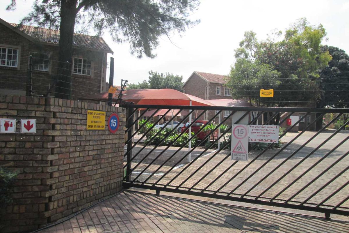 VERY NEAT AND CLEAN BEAUTIFUL ONE BEDROOM TOWN HOUSE FOR SALE IN CENTURION BARGAIN - Photo 2