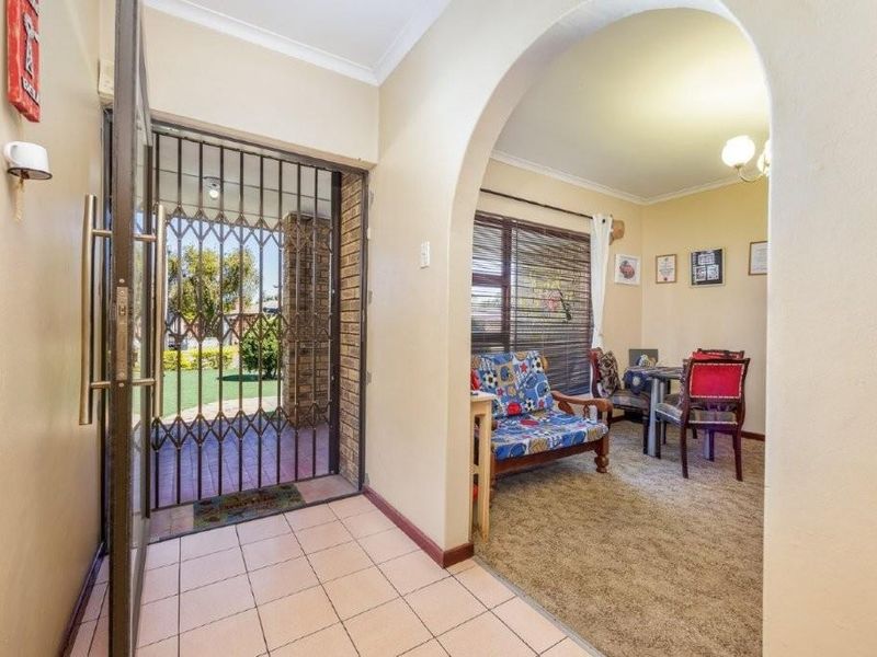 Entertainer’s Dream Family Home with Flatlet & Exceptional Features - Photo 9