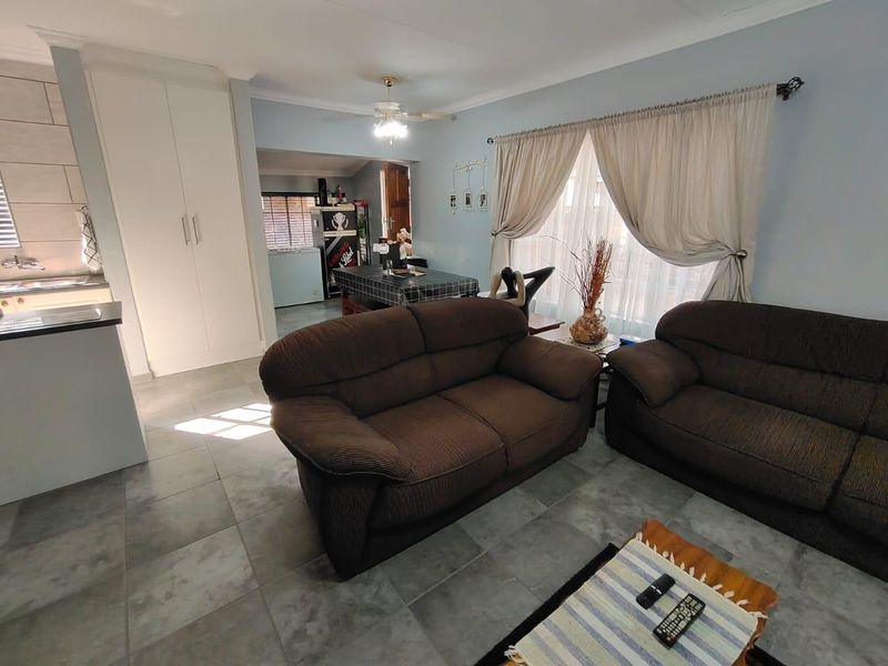 Stunning 2-Bedroom Home with Modern Upgrades - Photo 2