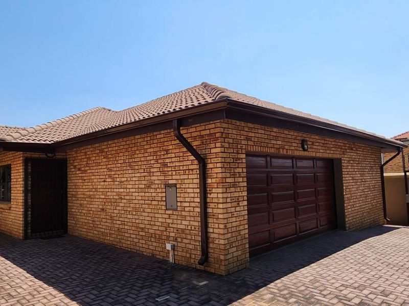 Modern Comfort Meets Space — Stylish 3-Bed Townhouse in New Redruth - Photo 2