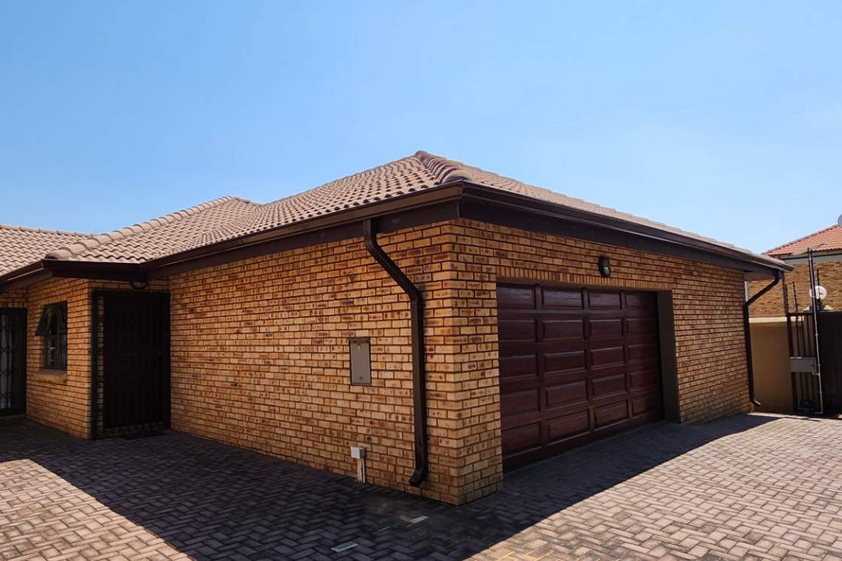 Modern Comfort Meets Space — Stylish 3-Bed Townhouse in New Redruth - Photo 2