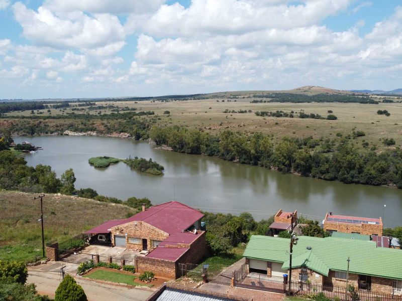 Stunning 5-Bedroom Home in a Secure Estate on the Vaal River, Vaaloewer - Photo 2