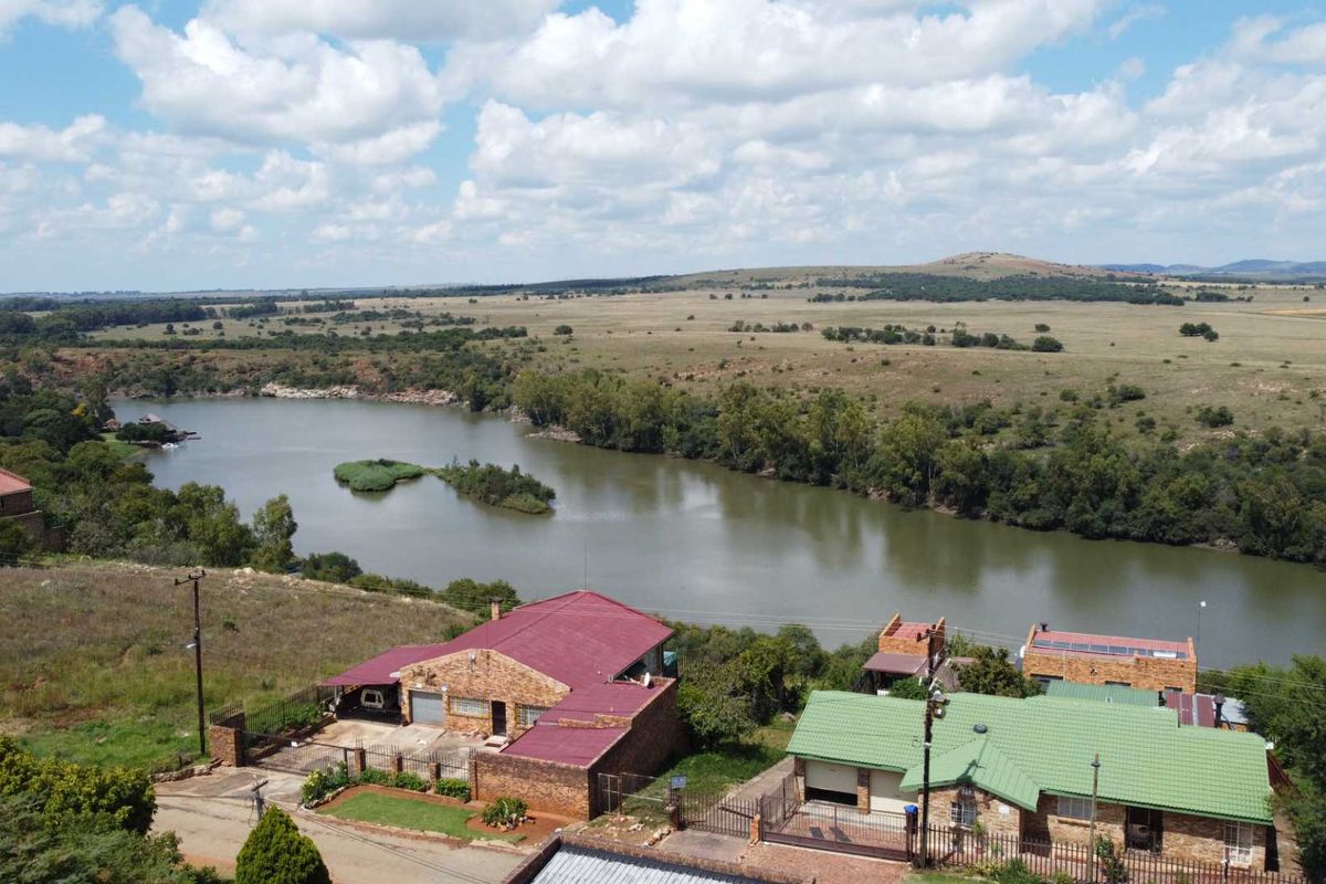 Stunning 5-Bedroom Home in a Secure Estate on the Vaal River, Vaaloewer - Photo 2