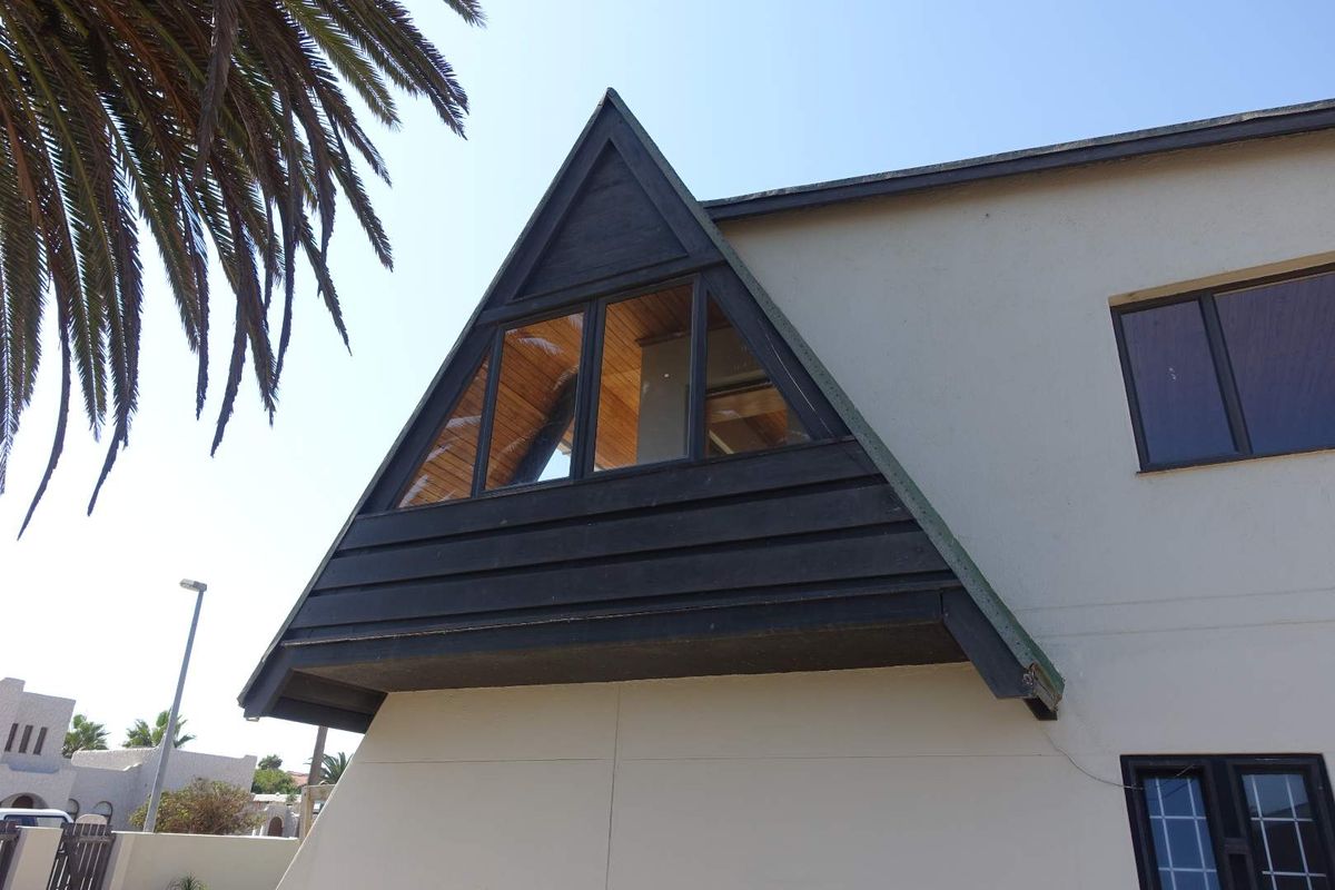 GERMAN STYLE HOUSE WITH FLAT & 4 GARAGES IN TOP LOCATION - Photo 4