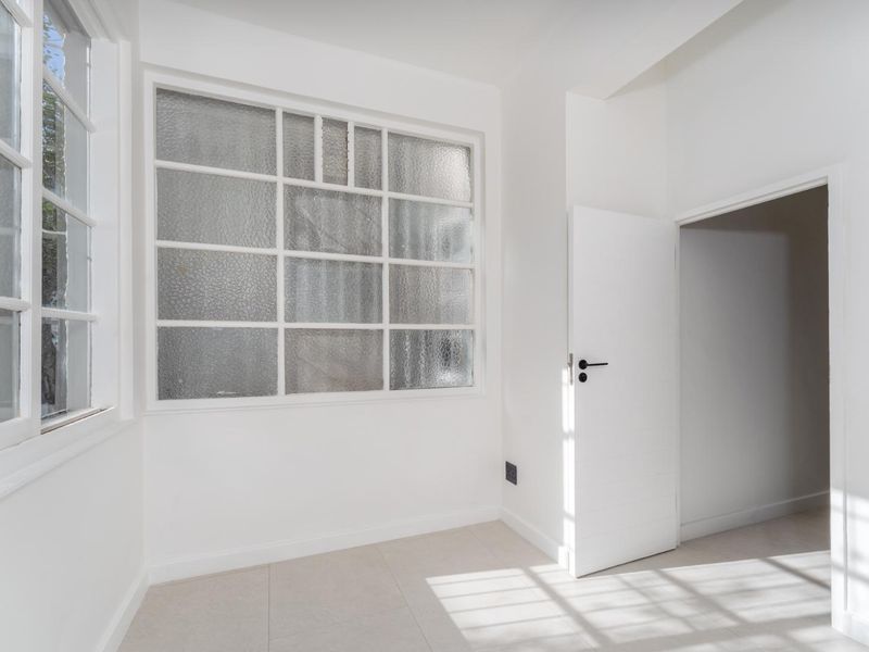 Stylish Renovated 2-Bedroom - Photo 8