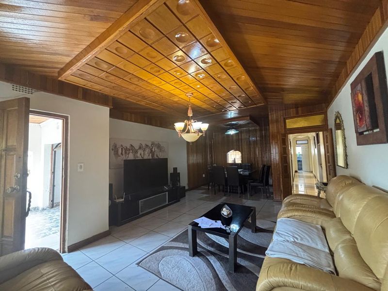 4 Bedroom house for sale in Diepkloof - Photo 5