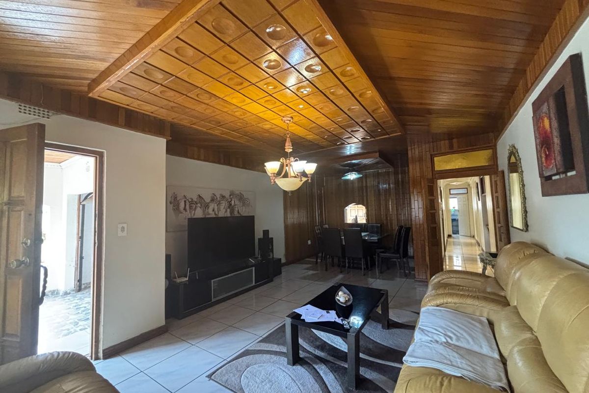 4 Bedroom house for sale in Diepkloof - Photo 5