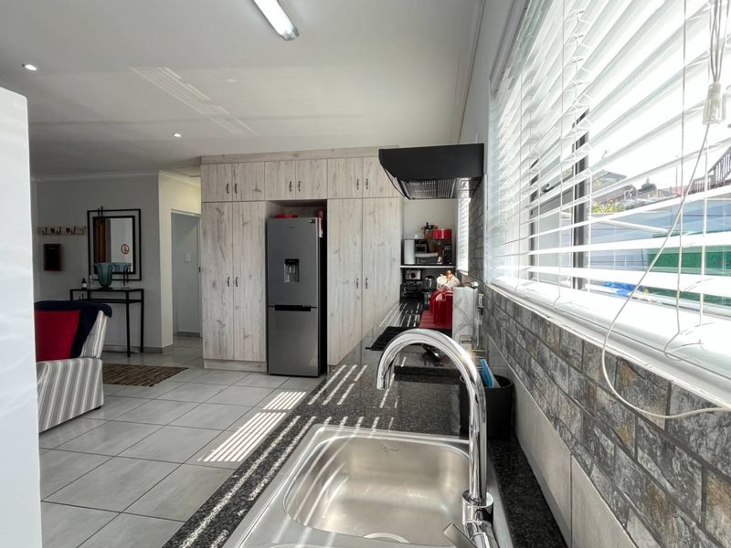 Experience Dual-Living Luxury with Spectacular Ocean Backdrop - Photo 5