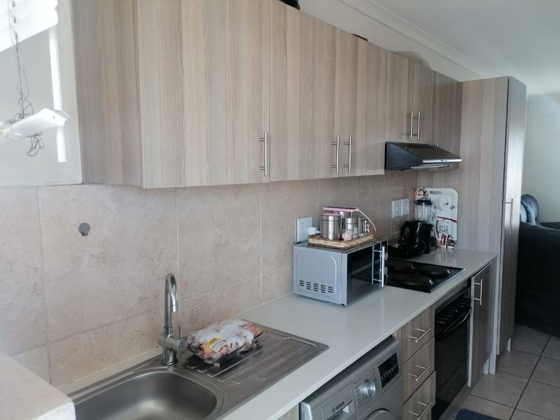 Modern 2 Bedroom Apartment - Photo 5