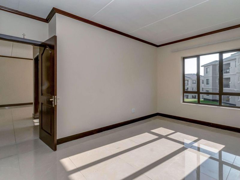 A Modern Ground Floor Unit - Photo 7