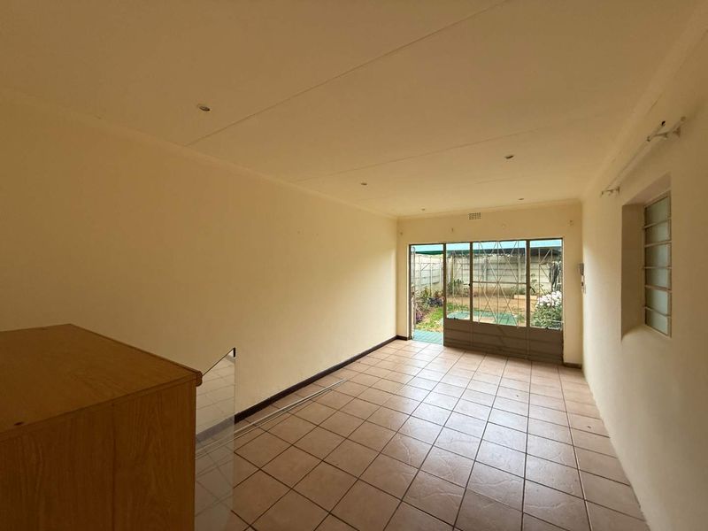 Charming Garden Cottage To Let in Discovery, Roodepoort - Photo 7