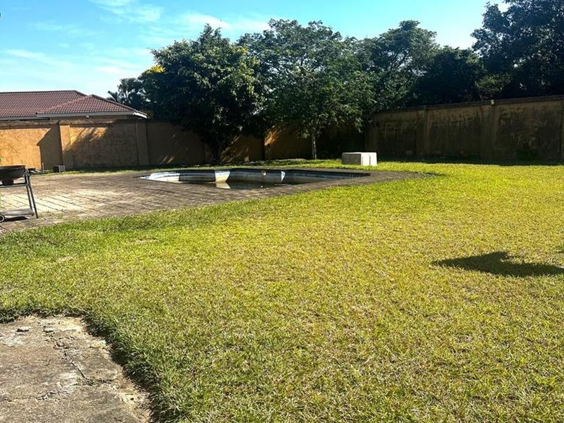 Spacious 3-Bedroom Family Home with Pool and Green Belt Views - Photo 9