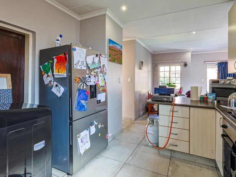 Modern 3-Bed, 2-Bath Townhouse in Secure Estate - Photo 9