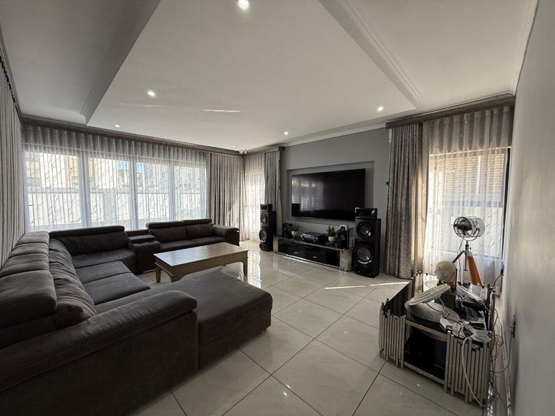 Contemporary 4 En-Suite Bedroom Residence with Versatile Gym and Premium Finishes - Photo 9