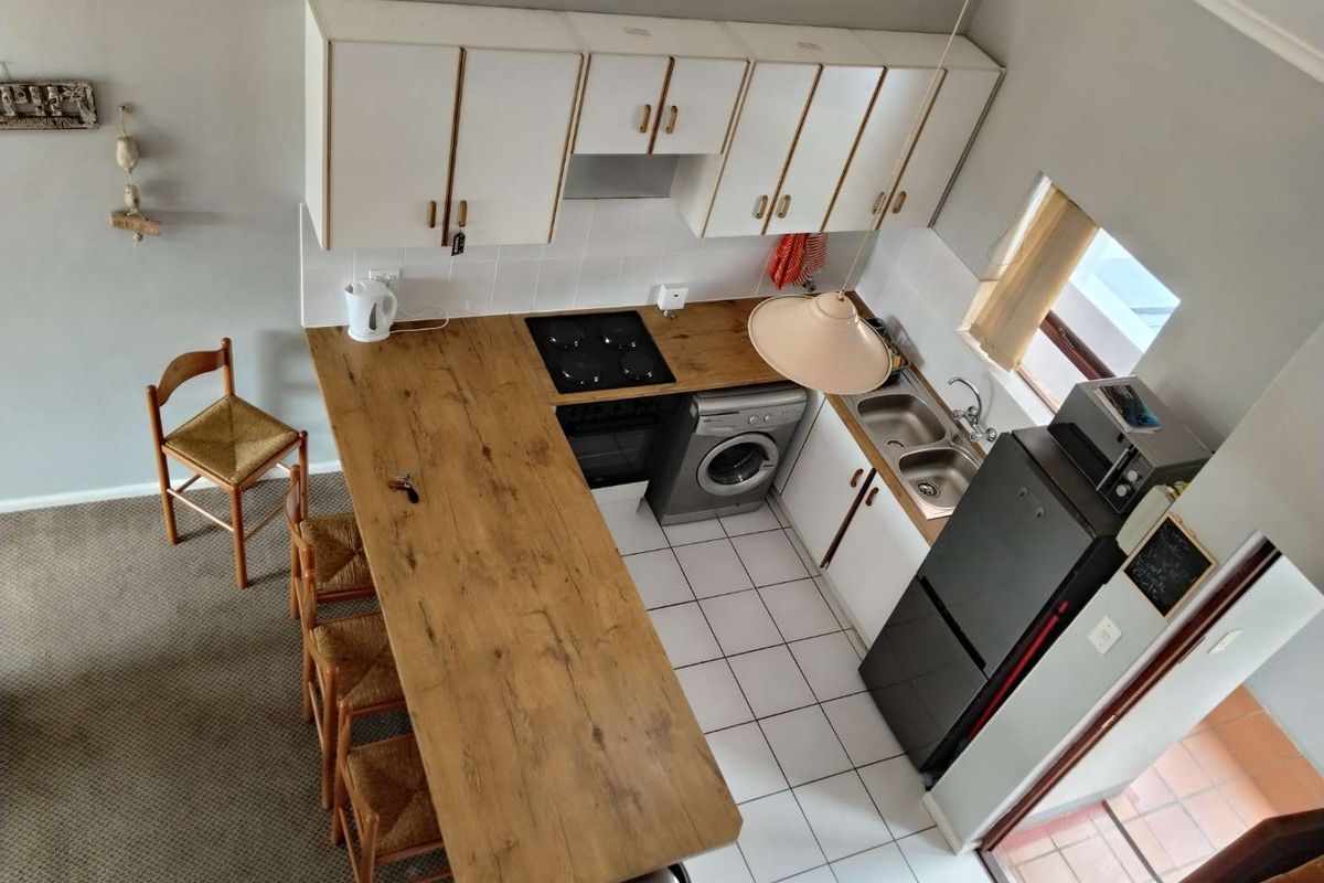 Charming 3-Bedroom Apartment with Additional Loft Space - Photo 5