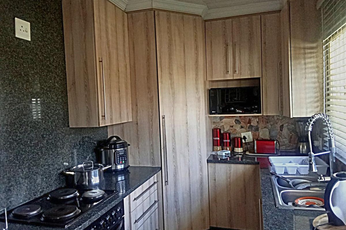 3 BED IN BRACKENDOWNS EXT 5 - Photo 3