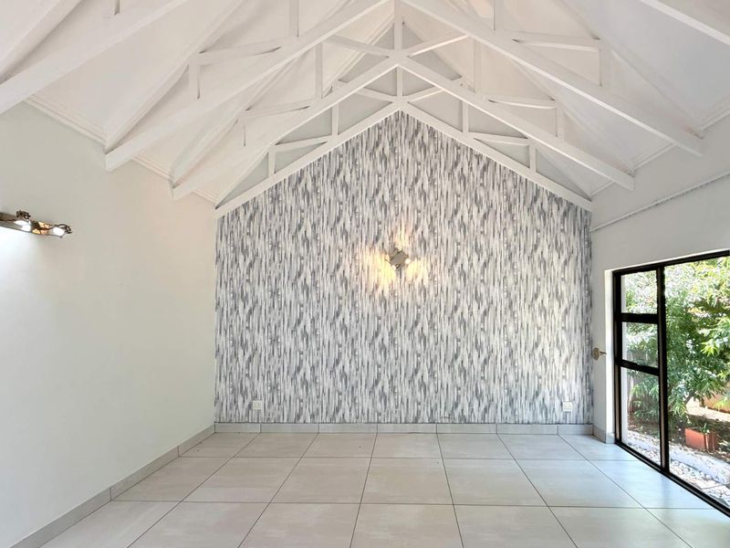 Spacious double-storey home located in Olympus - Photo 9