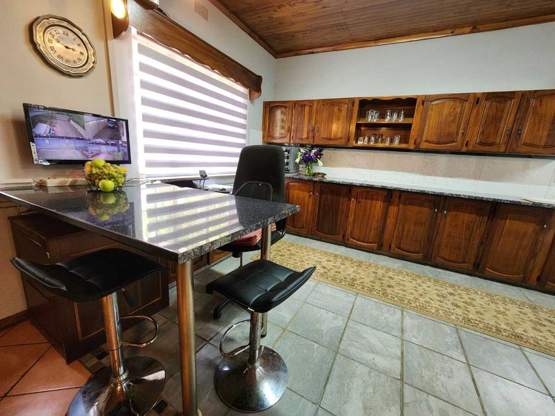 RARE AND HIGHLY DESIRABLE FAMILY HOME WITH FLAT, OFFICE, POOL & 10KVA SOLAR - Photo 9