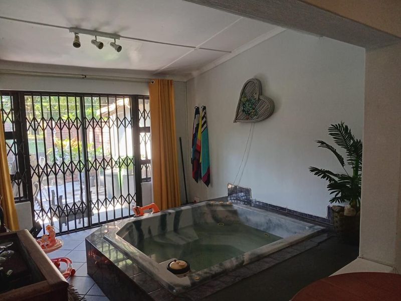 Modern 3-Bedroom Duplex in Secure Arboretum Complex - Photo 3