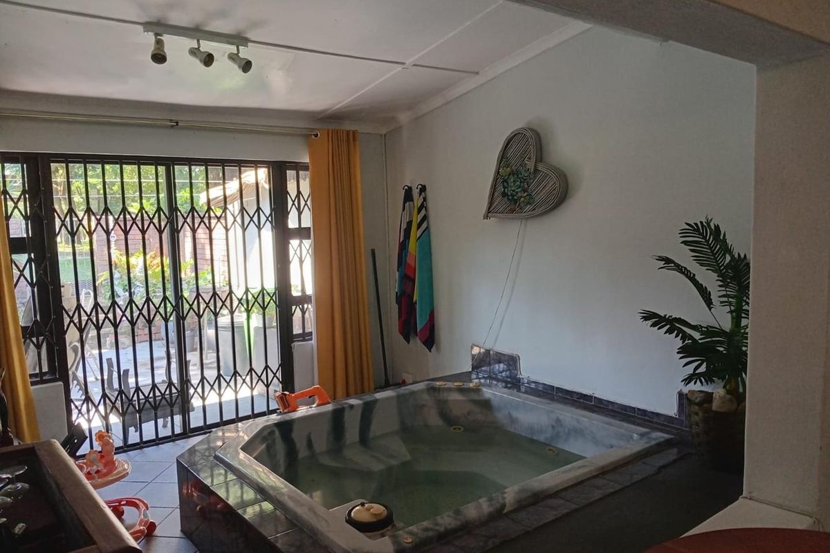 Modern 3-Bedroom Duplex in Secure Arboretum Complex - Photo 3