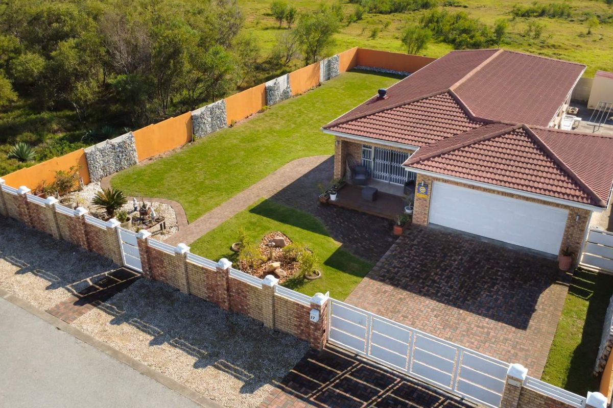 Immaculate Family Home with Expansive Garden - Photo 4