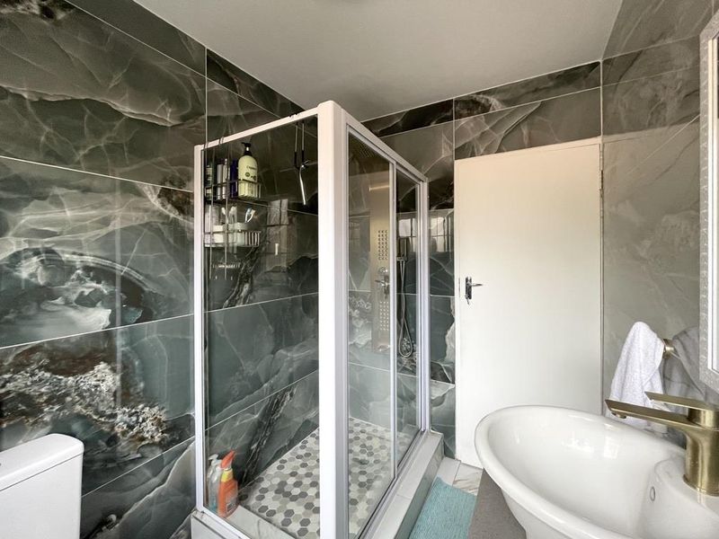 Modern Ground Floor Corner Unit with Private Garden. Newly renovated! - Photo 8