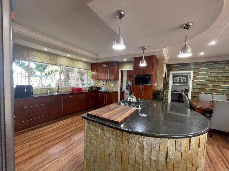 The Complete Package – Spacious Family Living with a Separate 2-Bedroom Flat - Photo 3