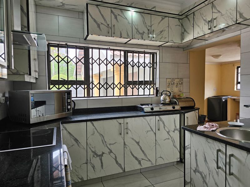 Step into this spacious and vibrant 4-bedroom home, where comfort, convenience, and modern living come together effortlessly - Photo 4