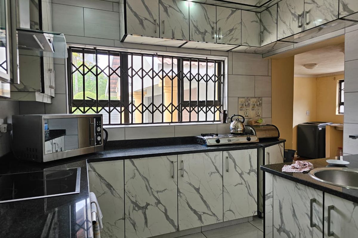 Step into this spacious and vibrant 4-bedroom home, where comfort, convenience, and modern living come together effortlessly - Photo 4