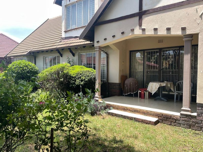 Charming Tudor-Style Family Home in Bruma South - Photo 2