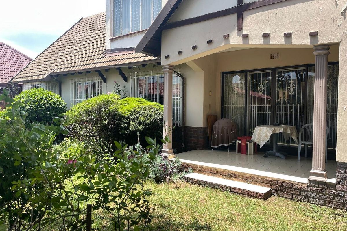 Charming Tudor-Style Family Home in Bruma South - Photo 2