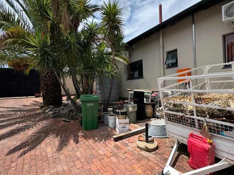 Three-bedroom house with a separate office and workshop area for sale in Windhoek West - Photo 8