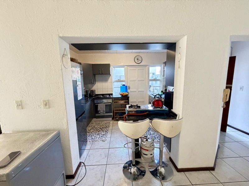 Immaculate Ground Floor Unit for Rent - Photo 6