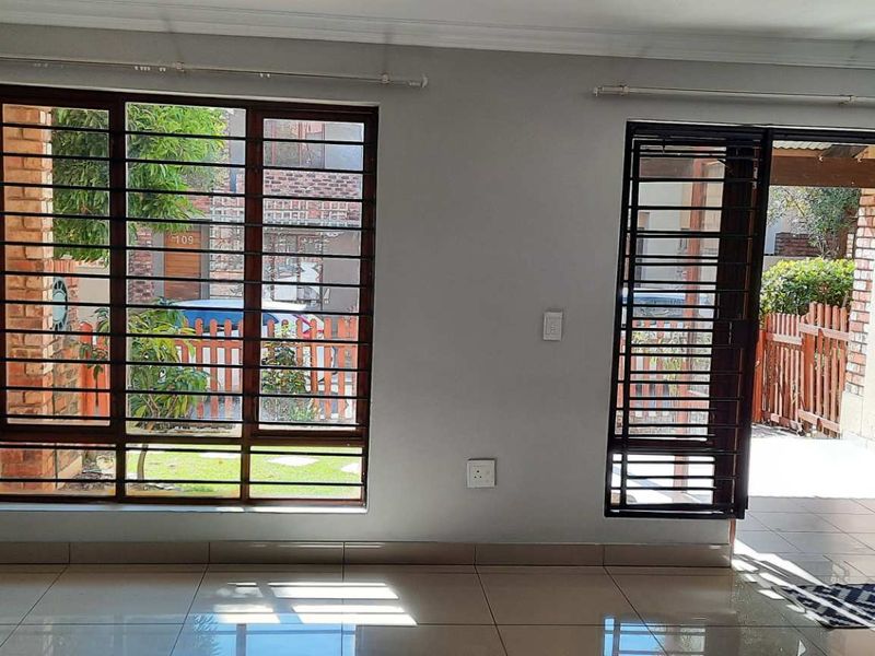 2 Bed 2 Bath Duplex with Private Garden - Photo 5