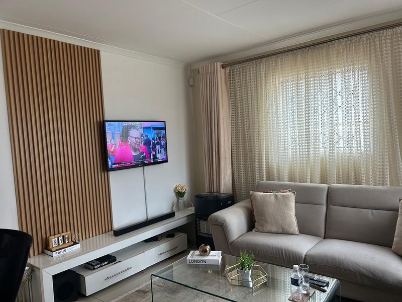 Clayville- R940 000 Neat Family Home - Photo 9